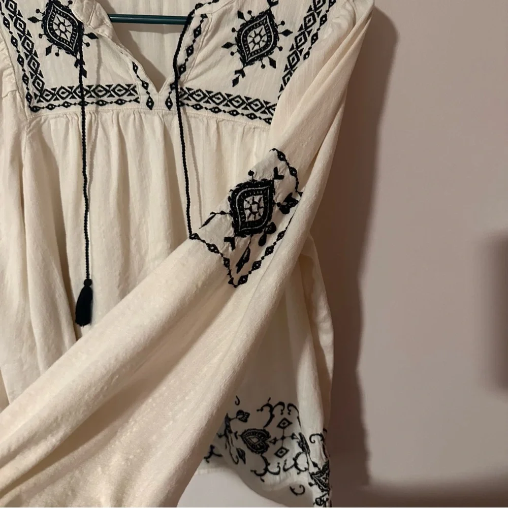 Old Navy‎ Cream Embroidered 3/4 Sleeve Blouse - Picture 6 of 13
